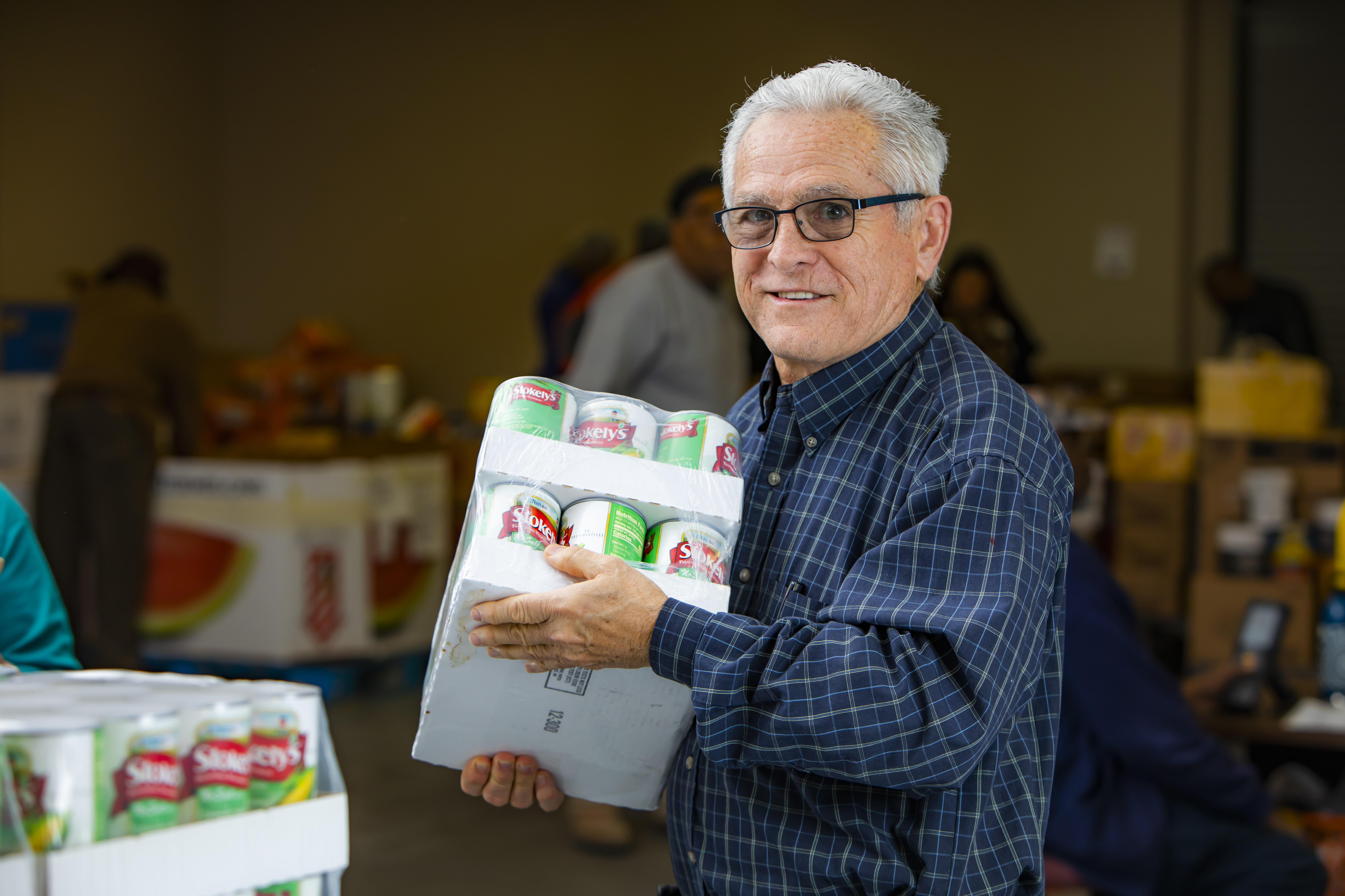 Volunteer packing groceries